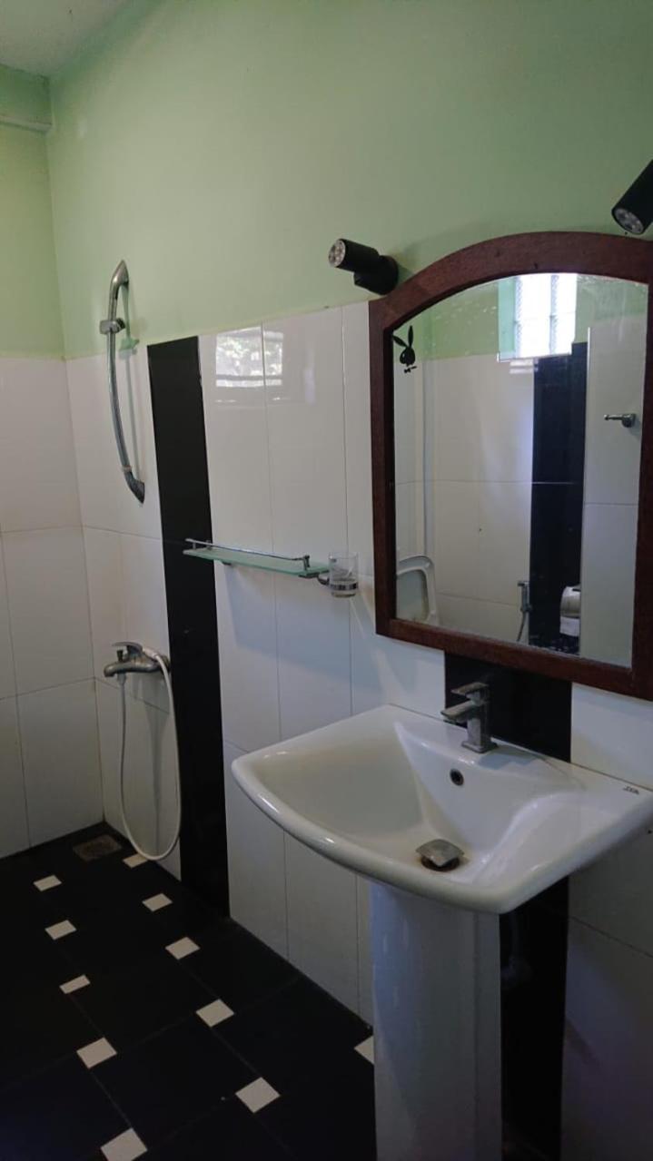 Leopard City Hostel Yala Tissamaharama Buitenkant foto